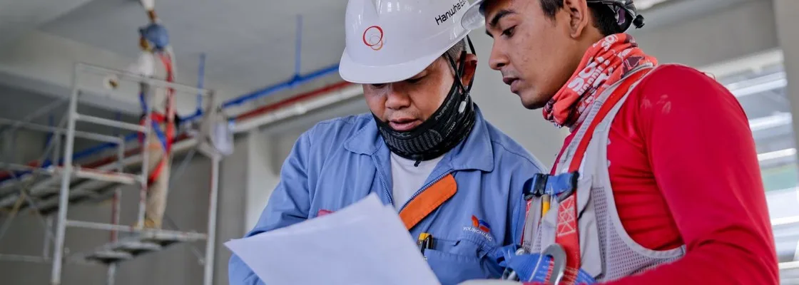Équipe de chantier en discussion sur les plans de travaux