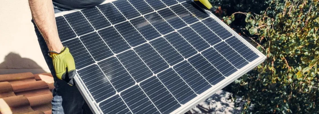 Installation de panneaux solaires sur un chantier